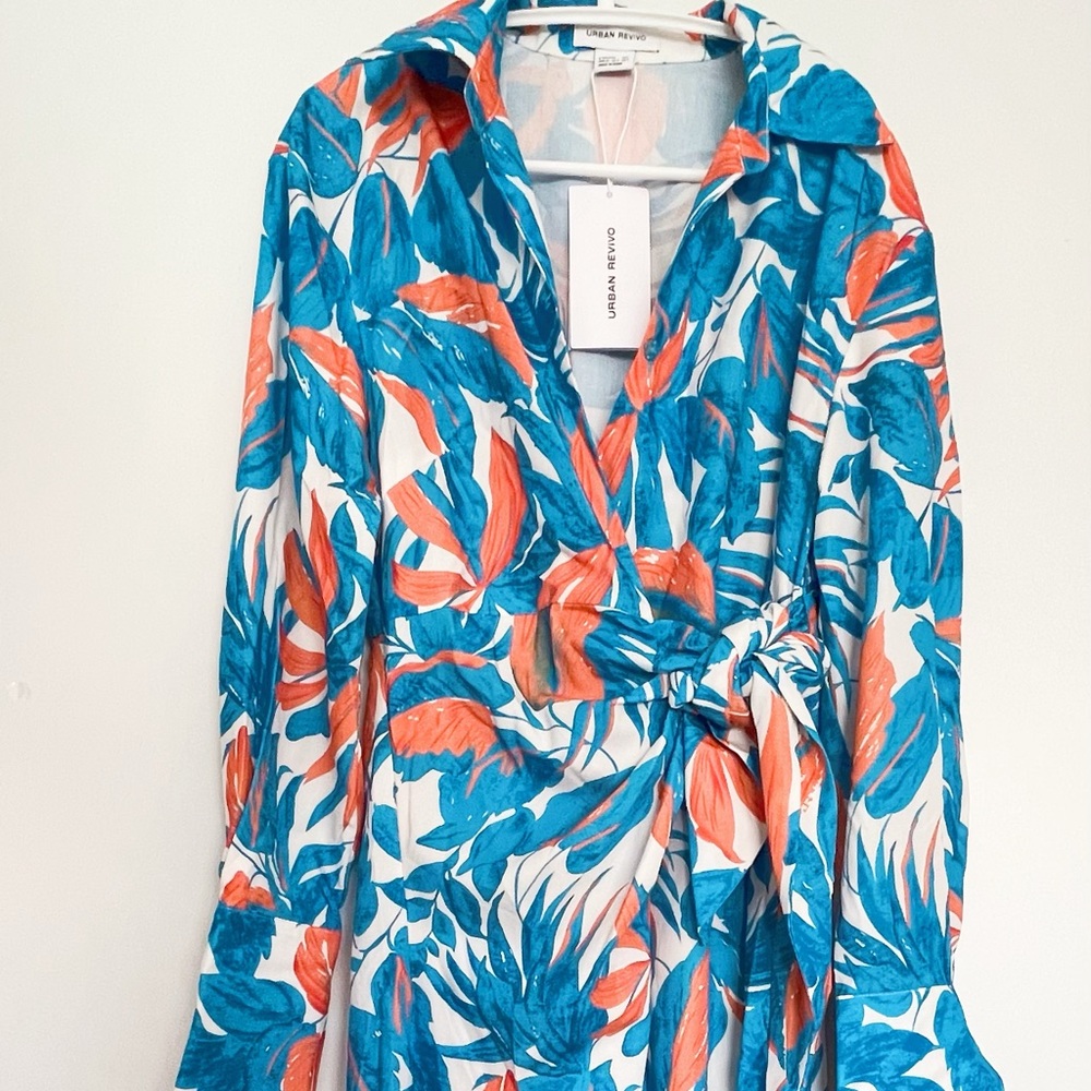 NWT！Blue and orange floral dress with a tie belt